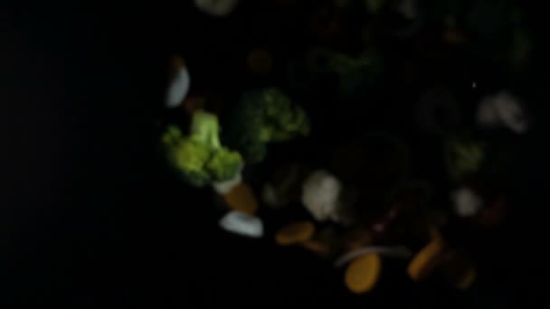 légumes volants isolés sur fond noir. au ralenti 