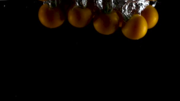 물 속의 토마토 체리 토마토는 물에. 물의 스플래시. 슬로우 모션 — 비디오