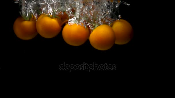 Tomate sous l'eau. Cerise la tomate dans l'eau. Un soupçon d'eau. Mouvement lent — Video