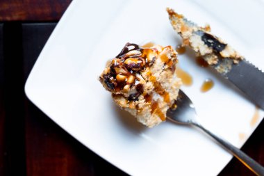 Ceviz ve tabakta bal ile pasta. Üstten Görünüm.