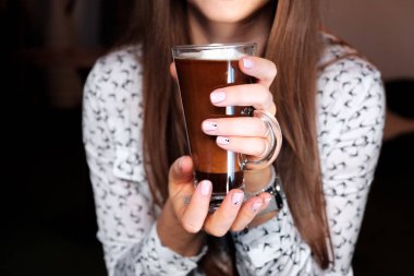 Cappuccino bir kadın tarafından düzenlenen camı