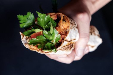Tofu, sebze tatlı patates burger düzenlenen elinde