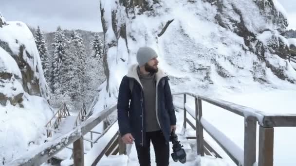 Fotógrafo disparando montañas cubiertas de nieve — Vídeo de stock