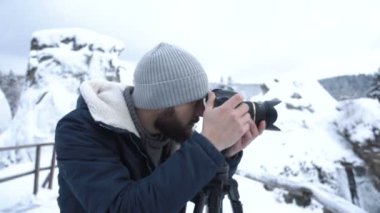 Adam dağlarda ateş. ağır çekim