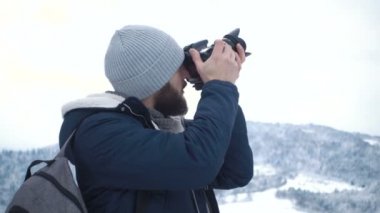 Adam dağlarda ateş. ağır çekim