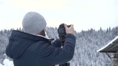 Adam dağlarda ateş. ağır çekim