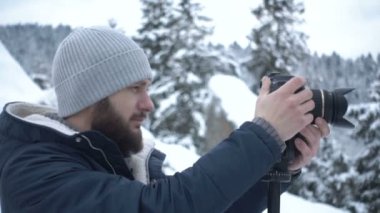 Adam dağlarda ateş. ağır çekim