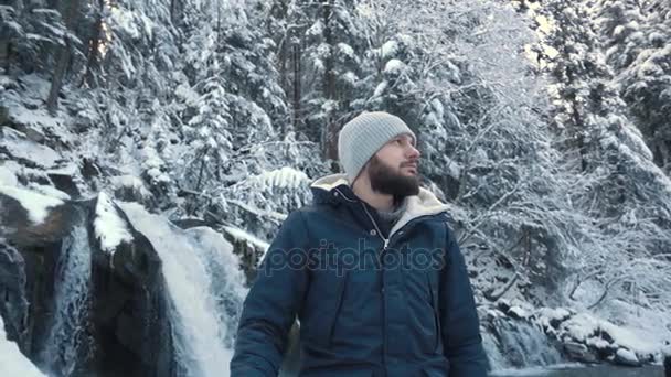 Retrato de hombre con barba en un sombrero de invierno. Movimiento lento — Vídeos de Stock