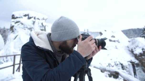 O tipo está a atirar nas montanhas. câmara lenta — Vídeo de Stock