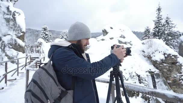 Facet fotografowania gór. zwolnionym tempie — Wideo stockowe