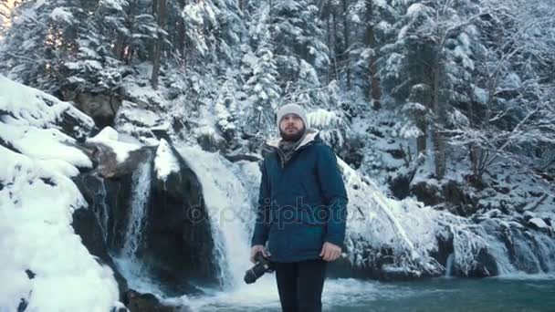 Fotograf tar bilder på det frusna vattenfallet Periknik i ukrainska Karpaterna — Stockvideo