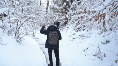 Kış dağ fotoğrafçıymış. Ukrayna Karpatlar kış ormanda yürür sakallı adam.