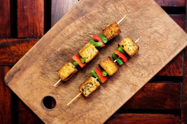 Kotletpane tofu. Tofu peyniri ile vejetaryen kebap.