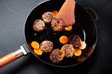 Lezzetli vejetaryen pirzolalar. Ön görünüm.