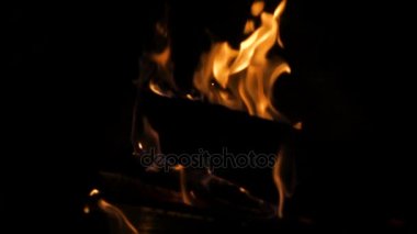 Şöminede ateş - ağır çekim kadar yakın