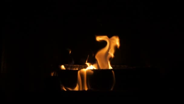 Ogień w kominku - bliska w zwolnionym tempie — Wideo stockowe