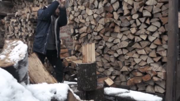 Adam donmuş ahşap baltayla yarma. geniş atış ağır çekim — Stok video