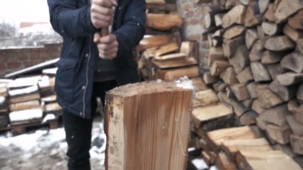 Hombre partiendo madera congelada con hacha. amplio disparo en cámara lenta — Vídeos de Stock