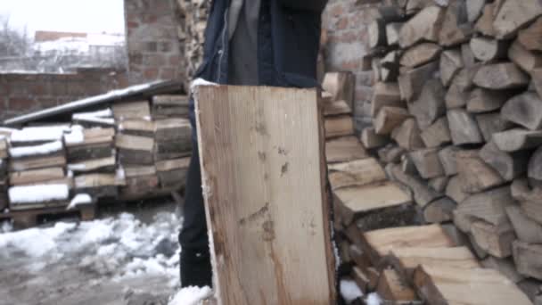 Hombre partiendo madera congelada con hacha. amplio disparo en cámara lenta — Vídeos de Stock