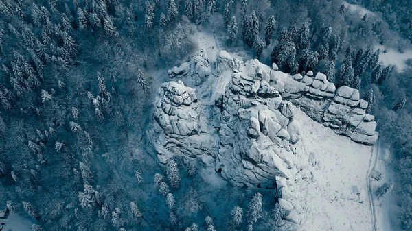 Talvi Karpaattien vuorilla. Korkealla oleva antenni laukaus tekijänoikeusvapaita valokuvia kuvapankista