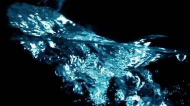 Çaydanlık yüksek hızlı kamera yavaş hareket ile çekim siyah arka plan üzerine kaynar su