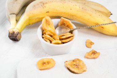 Taze kurutulmuş muz beyaz arka plan üzerinde izole fiş kadar yakın oldu