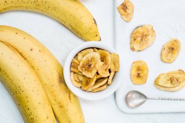 Taze kurutulmuş muz beyaz arka plan üzerinde izole fiş kadar yakın oldu