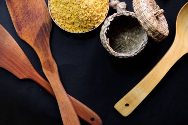 Tohum bulgur kopya alanı ile koyu arka plan üzerinde. Sağlıklı gıda arka plan. Bulgur işlemi