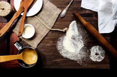 Ahşap bir arkaplan görünümünde pişirmek için gerekenler