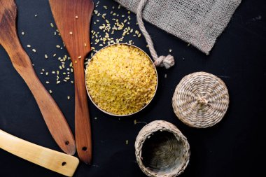 Tohum bulgur kopya alanı ile koyu arka plan üzerinde. Sağlıklı gıda arka plan. Bulgur işlemi