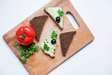 Avokado, taze domates ve baharat tost. Üstten Görünüm