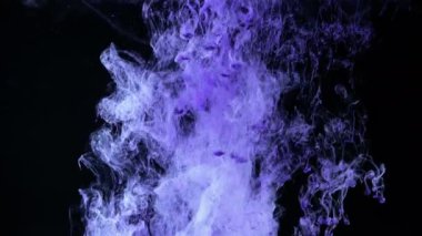 Soyut renkli Mor mürekkep siyah arka plan üzerine su. Mürekkep su bırakarak,