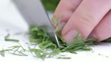 Makro bir dill bıçakla kesme vurdu. Beyaz arka plan