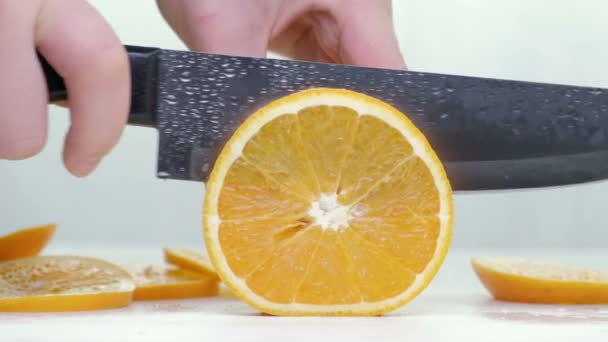 Metade de laranjas de corte, frutas frescas, cortadas com uma faca, close-up de uma laranja, laranja, estilo de vida saudável — Vídeo de Stock