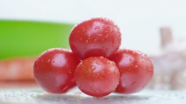 Detail von reifen Tomaten, die mit Wasser besprüht werden — Stockvideo