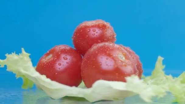 クロマ キー青 4 k を回してトマト — ストック動画