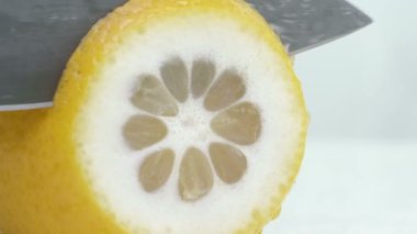 Taze Limon Parçalarına Kesiliyor