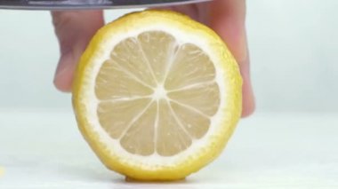 bıçak kesim sulu limon beyaz zemin üzerine.