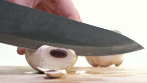 Tagli champignons su un asse di legno. sfondo bianco — Video Stock