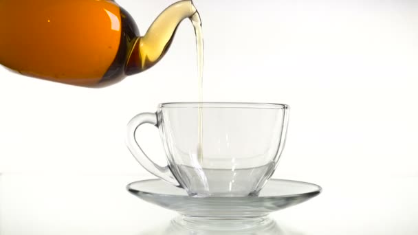 Chá derramando na xícara isolada em branco — Vídeo de Stock
