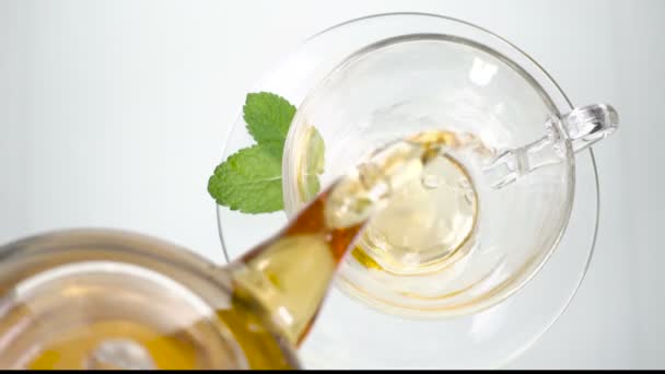 Tasses de thé en verre avec menthe sur fond blanc isolé. vue de dessus 