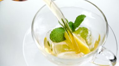 çay Kupası yaprak nane ve limon beyaz arka plan üzerinde ile