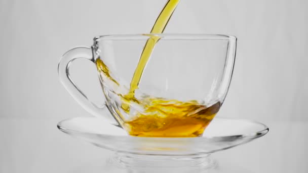 Tè verde. Versare il tè in una tazza di vetro. Al rallentatore. Telecamera ad alta velocità. Full HD 1080p — Video Stock