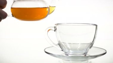 Çay fincana dökülüyor.