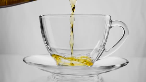 Du thé vert. Verser le thé dans une tasse en verre. Au ralenti. Caméra haute vitesse prise. Full HD 1080p — Video