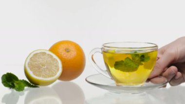 dilimlenmiş limon ve nane taze ve soğuk buzlu çay