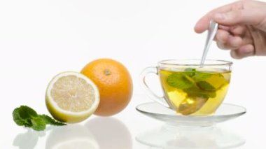 dilimlenmiş limon ve nane taze ve soğuk buzlu çay