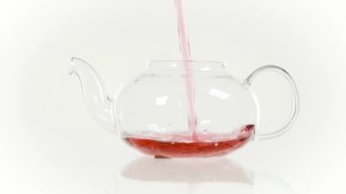 Bir cam çaydanlık ve bardak taze bitki çayı, çay gül.