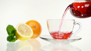 bir cam çaydanlık ve bir fincan beyaz zemin üzerine kırmızı gül çay.