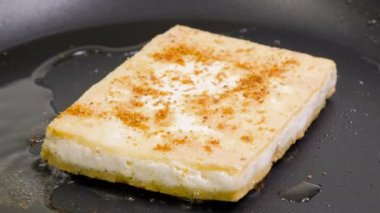 Pan Kızarmış tofu. yakın çekim